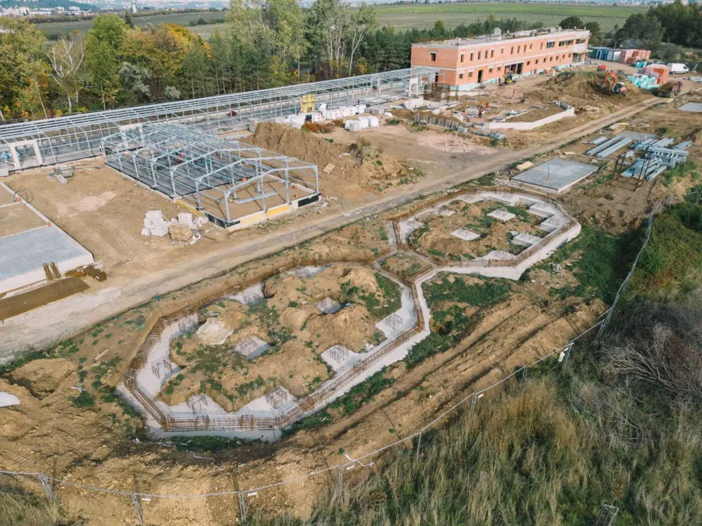10/2023: Pohled na celý areál, v popředí základy pro rozletové voliéry