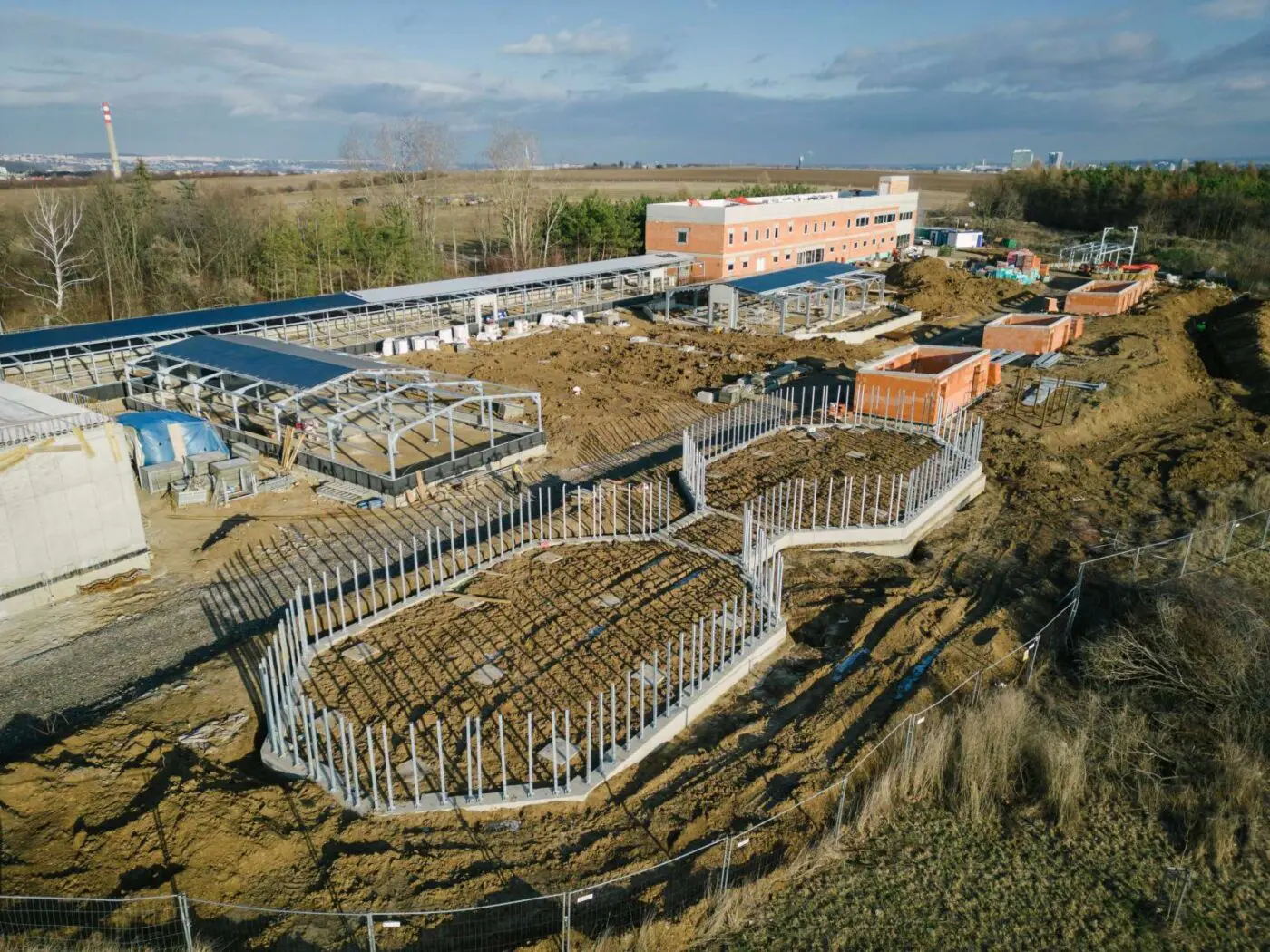 1/2024: Pohled na celý areál, v popředí základy pro rozletové voliéry