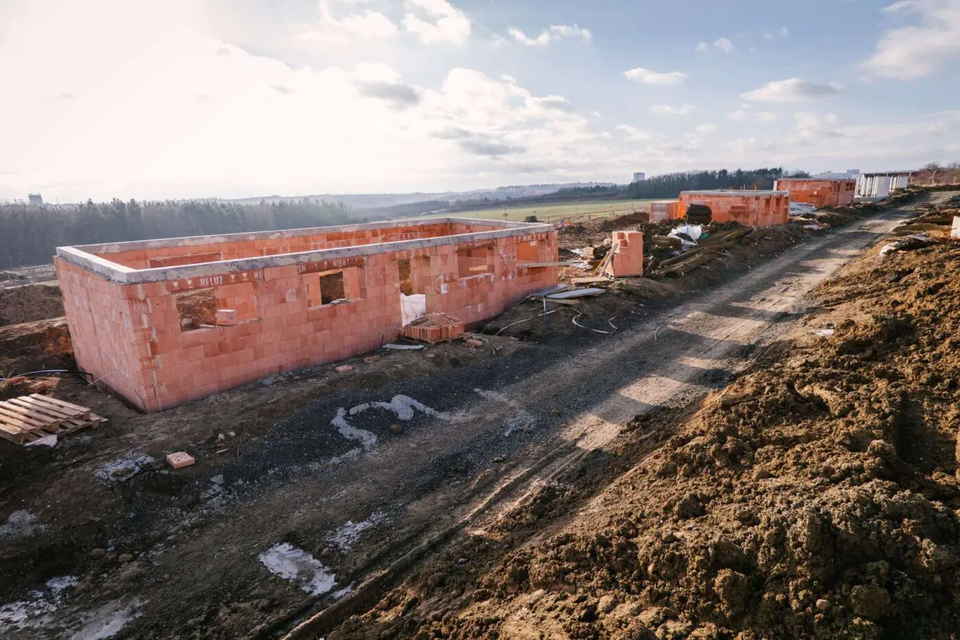 1/2024: Staví se speciální léčebná zařízení a výběhy