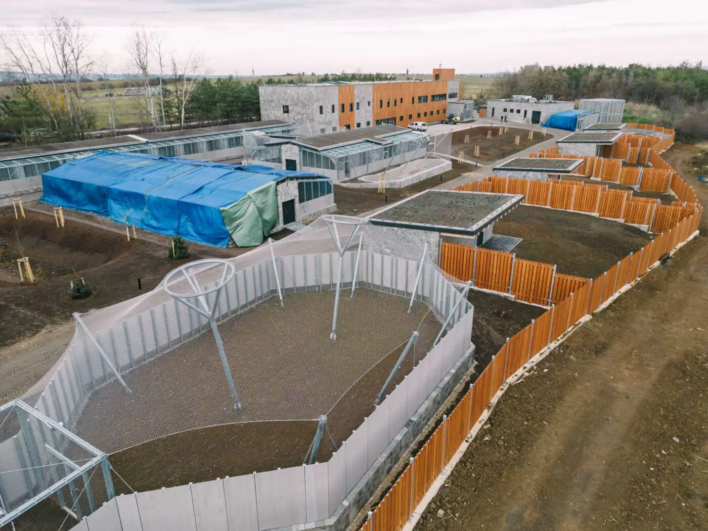 12/2024: Pohled shora, v popředí rozletové voliéry